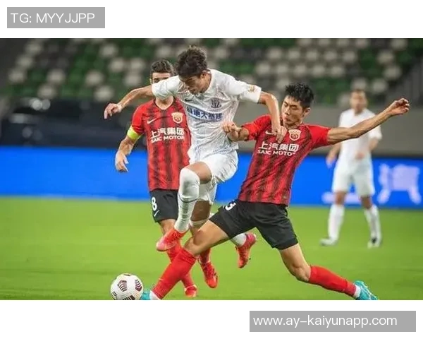 上海海港全力备战新赛季加布里埃尔回归训练场积极恢复状态