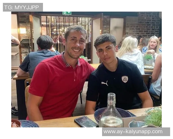 曼联小将谢伊莱西受邀英格兰队训练课展现潜力与成长 曼联小将谢伊莱西受邀英格兰队训练课展现潜力与成长